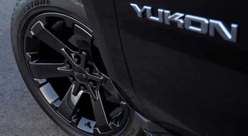 Closeup of 2019 GMC Yukon XL Graphite Performance Edition Wheels