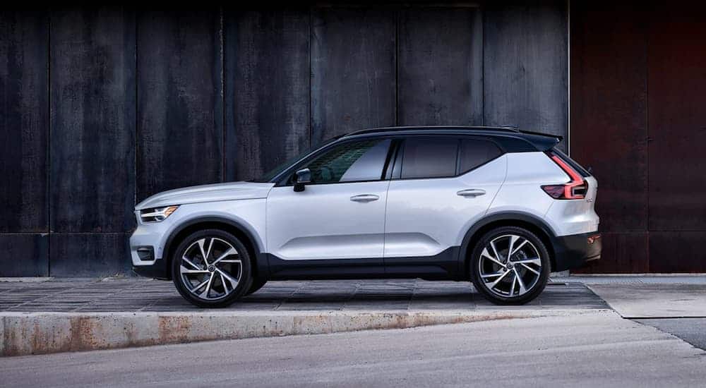 A silver 2020 Volvo XC40 is shown from the side in front of a dark grey building.