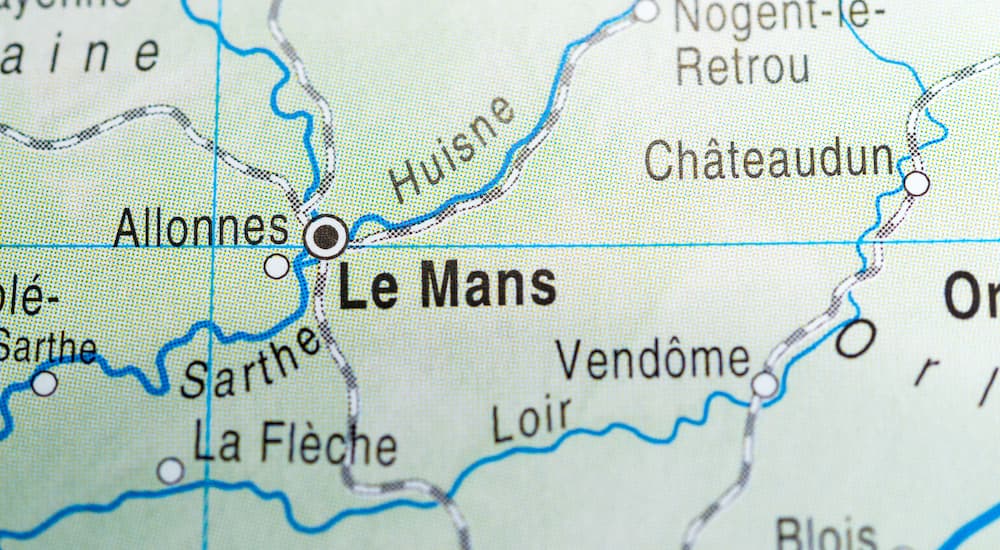 A close up shows Le Mans on a map.