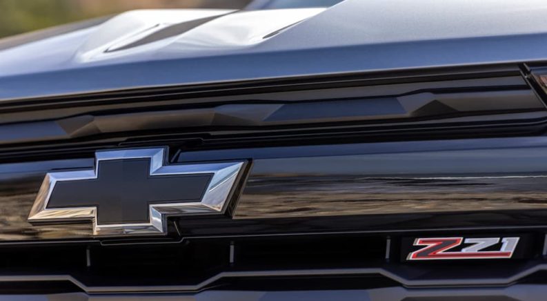 A close up of the grille on a grey 2023 Chevy Colorado Z71 is shown at a Chevy truck dealer.