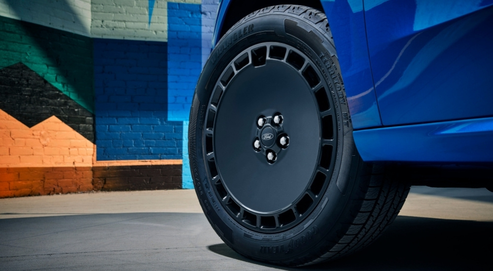 Close-up of the wheel on a blue 2025 Ford Maverick Lobo.